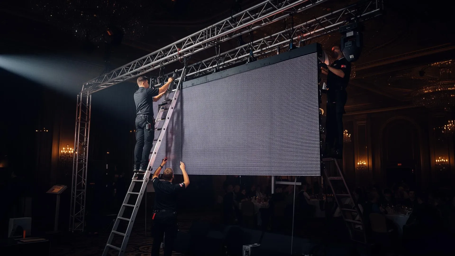 4-step giant screen installation method